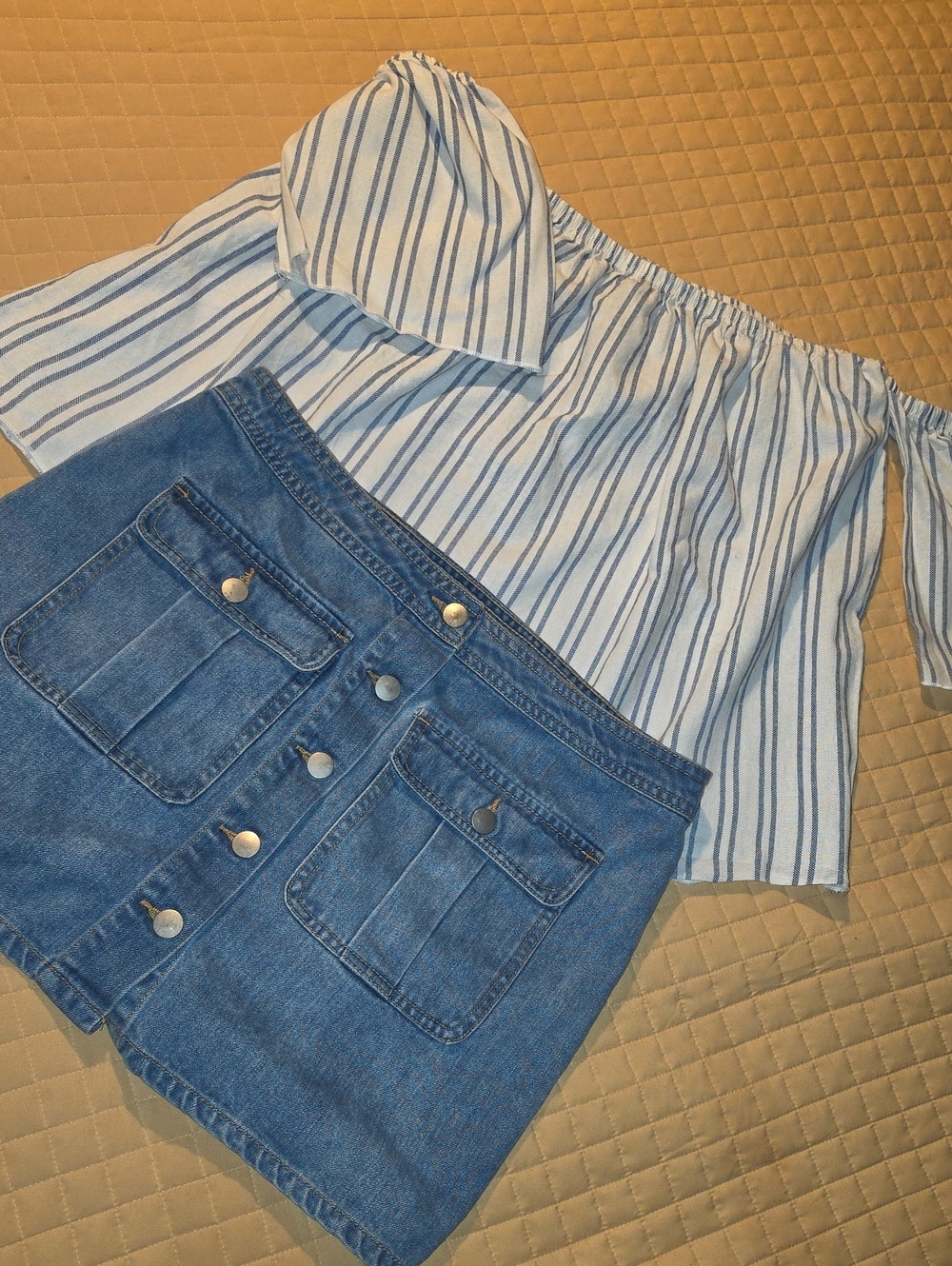 Free Kisses Off-Shoulder Top Bundled w/ Forever 21 Mini Skirt-EUC